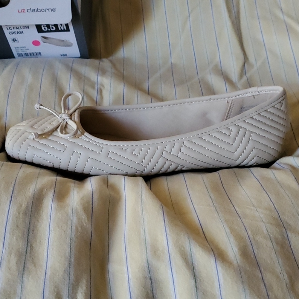 Liz Claiborne Cream Flats Woman's Size 6.5 - Picture 8 of 16